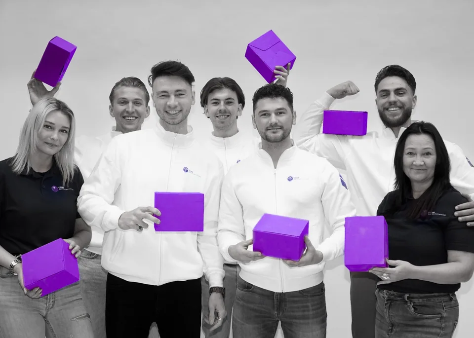 Het team van Titan Fulfilment in het magazijn in Weert